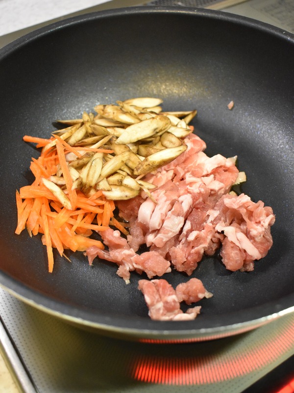 豚肉とごぼうの中華丼 (3)