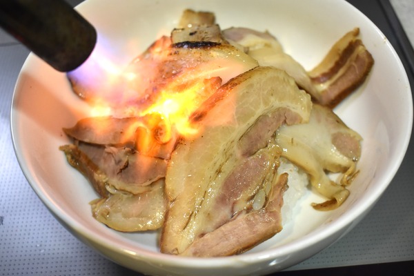 炙り煮豚丼 (7)