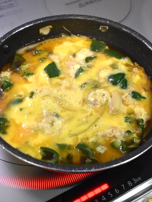 白ねぎとピーマンの玉子丼 (4)