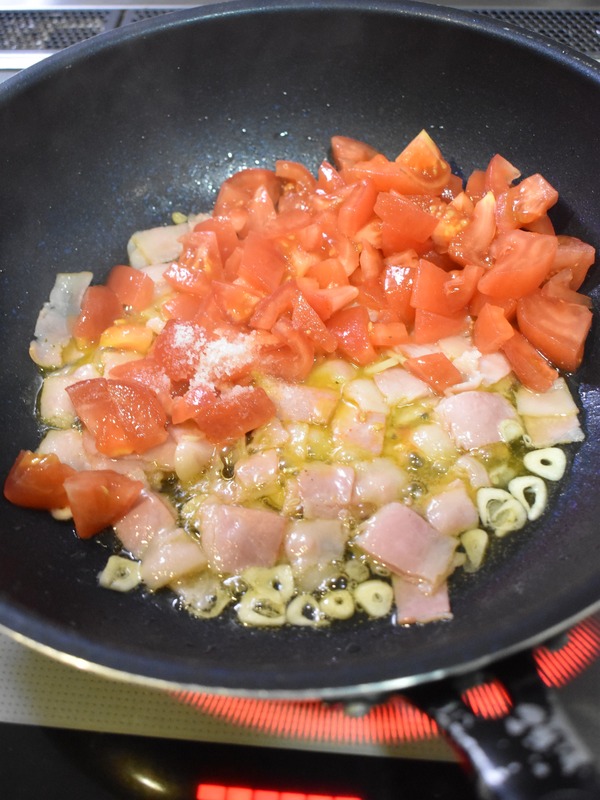 フレッシュトマトとベーコンのパスタ (5)