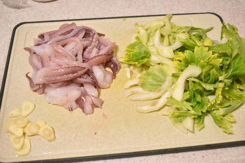 イカゲソとセロリのにんにく炒め (2)