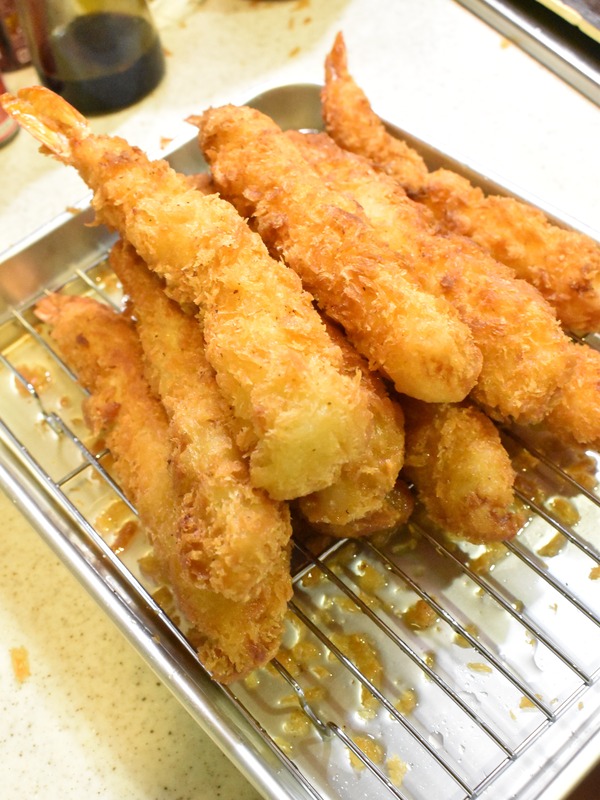 大量の特大エビフライ (10)