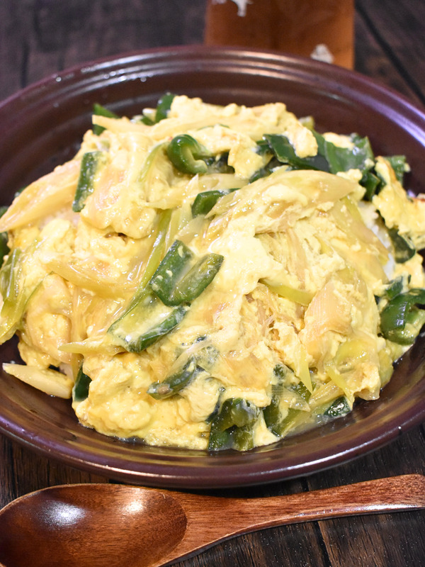 白ねぎとピーマンの玉子丼 (2)