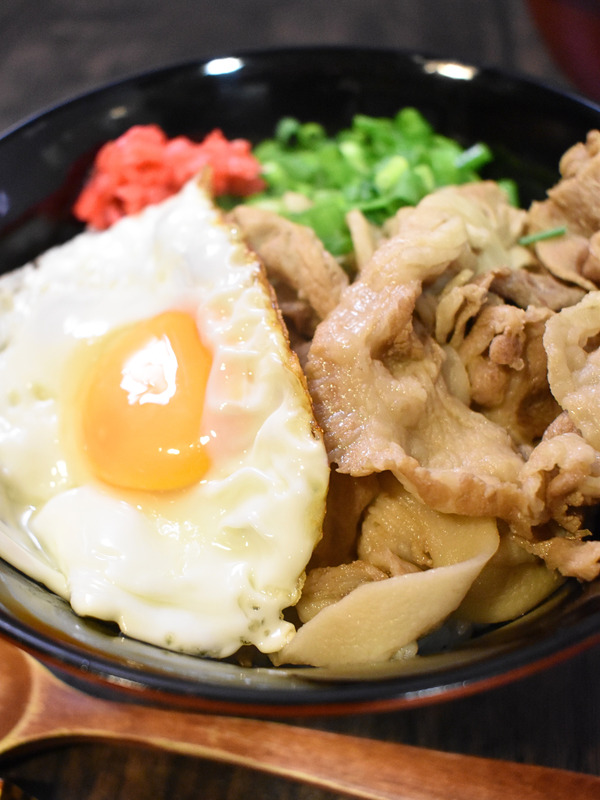 豚目玉焼き丼 (1)