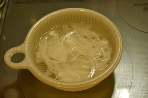玉ねぎとメンマのサラダ (2)
