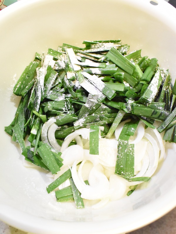 ニラと玉ねぎの味付きかき揚げ (3)