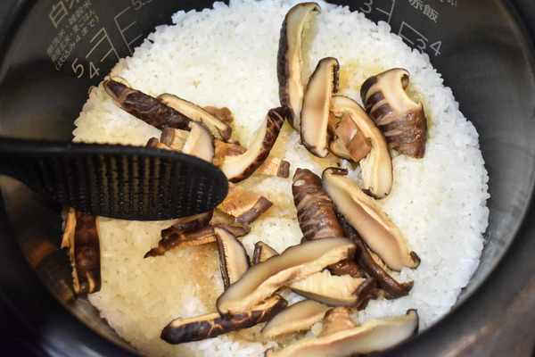 干し椎茸の丸ごと炊き込みご飯 (7)