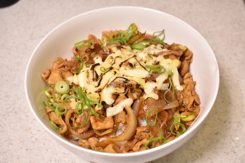 炙りチーズカレー豚丼 (9)