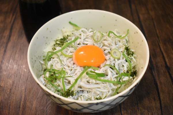 シラス丼卵黄のせ (4)