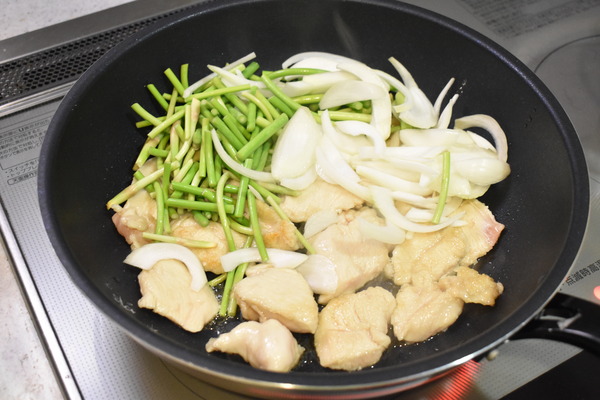 鶏むね肉と芽にんにくの甘辛炒め (5)
