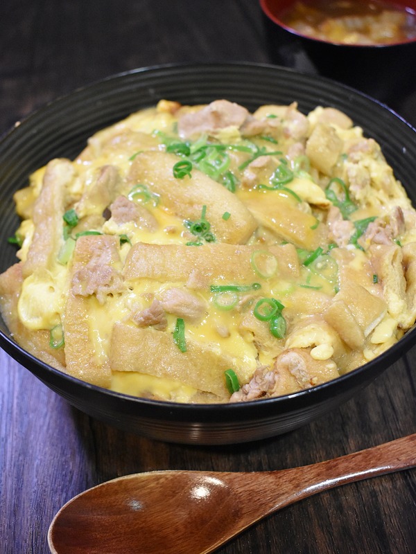 豚肉と油揚げの玉子丼 (2)