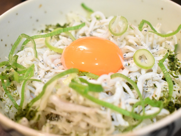 シラス丼卵黄のせ (1)
