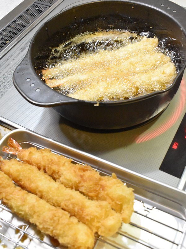 大量の特大エビフライ (9)