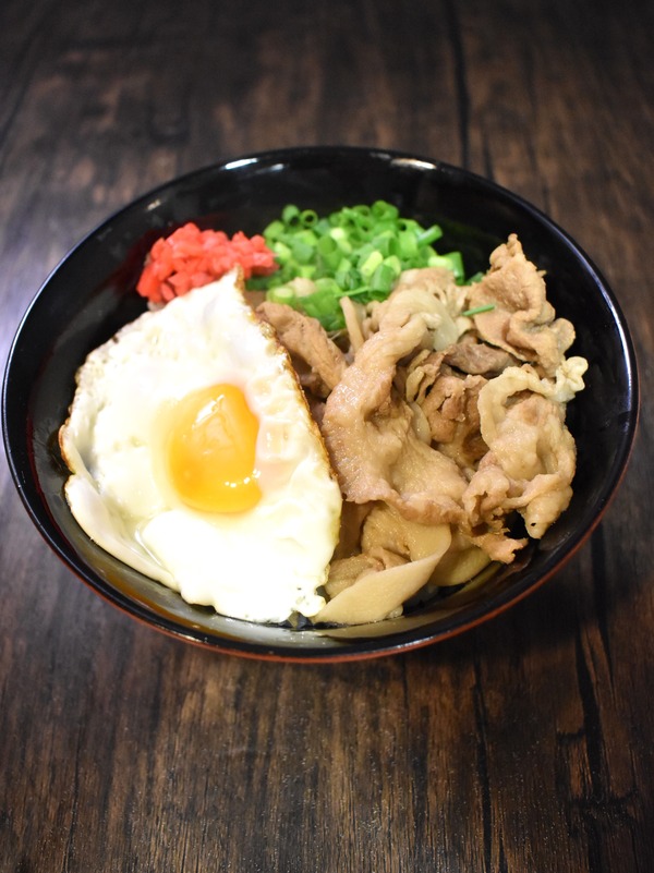 豚目玉焼き丼 (9)