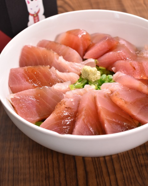 ビンチョウマグロ丼 (1)