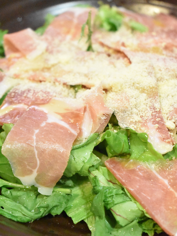 ベビーリーフと生ハムのサラダ (1)