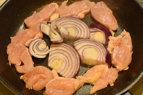 鶏むね肉と紫玉ねぎのカレー炒め (4)