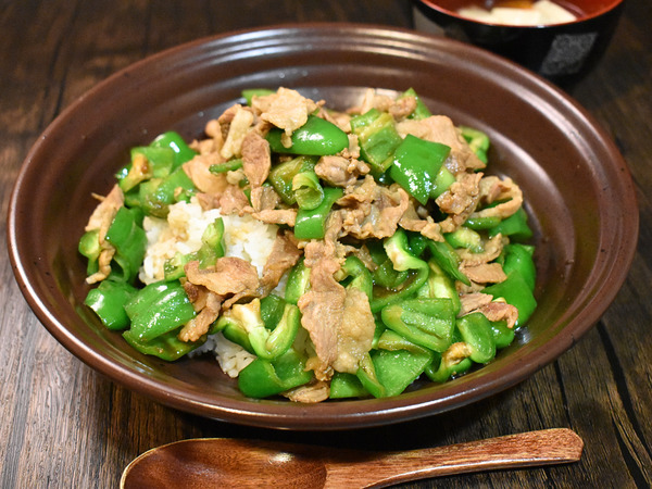 豚肉とピーマンの甘辛丼 (2)