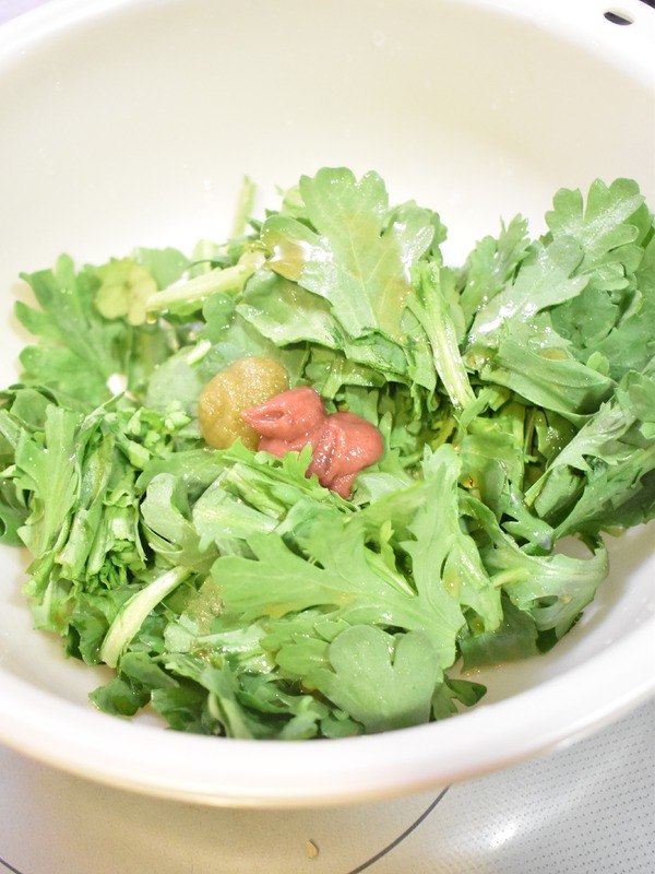 春菊の梅肉和え (3)