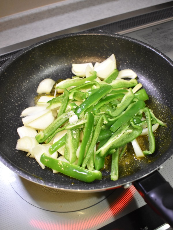 ピーマンと玉ねぎのカレー炒め (4)