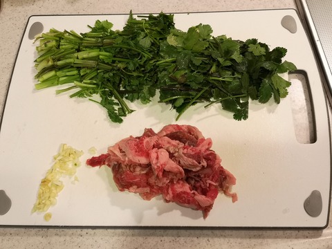 パクチー牛肉のエスニック炒め (2)