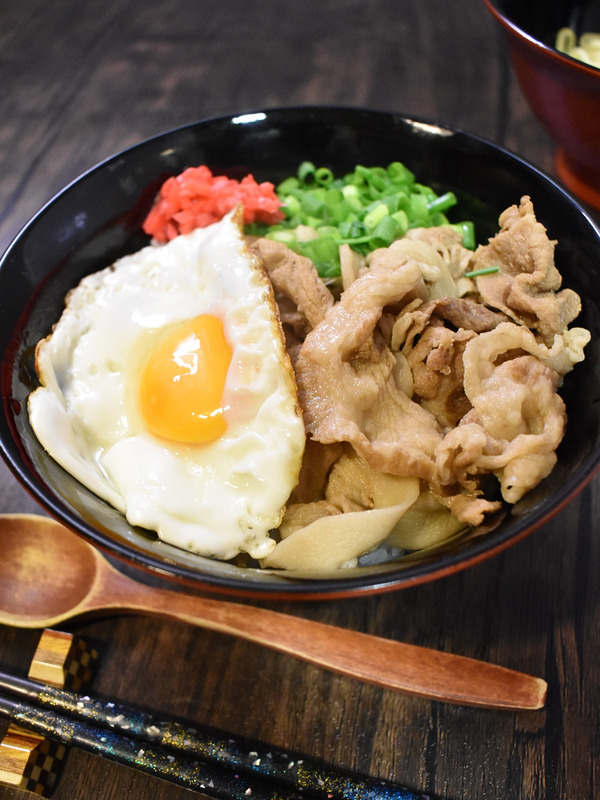 豚目玉焼き丼 (2)