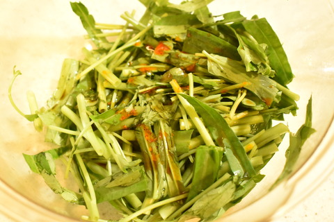 空心菜のさっぱりラー油和え (4)