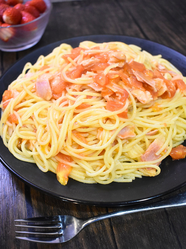 フレッシュトマトとベーコンのパスタ (2)