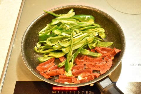 ピーマンとカルパスの塩炒め (4)