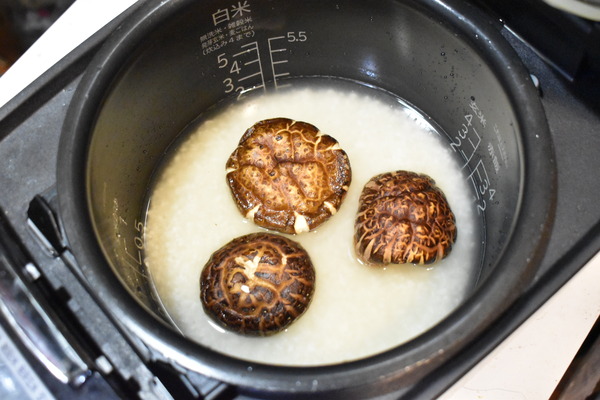 干し椎茸の丸ごと炊き込みご飯 (4)