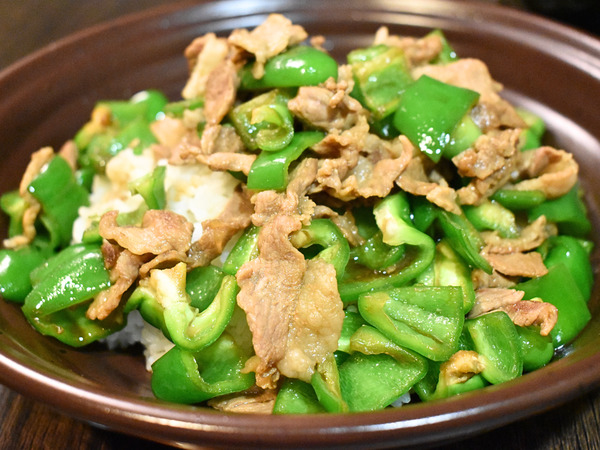 豚肉とピーマンの甘辛丼 (1)