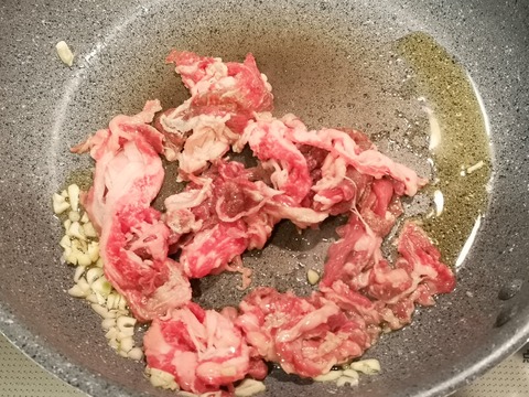 パクチー牛肉のエスニック炒め (4)