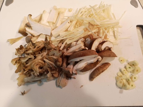 オイリーキノコと辛味大根 (3)