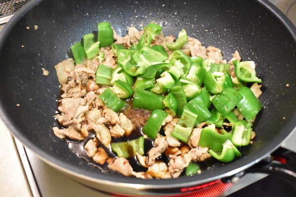 豚肉とピーマンの甘辛丼 (4)