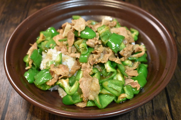 豚肉とピーマンの甘辛丼 (5)