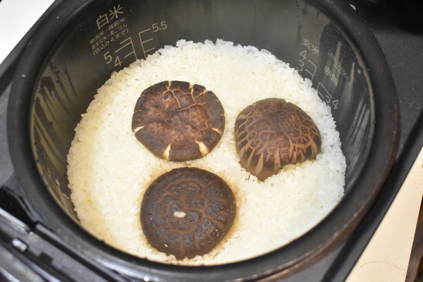 干し椎茸の丸ごと炊き込みご飯 (5)