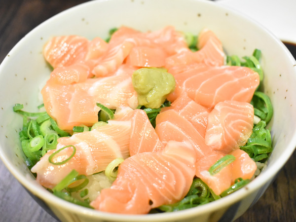 ねぎたっぷりサーモン丼 (1)