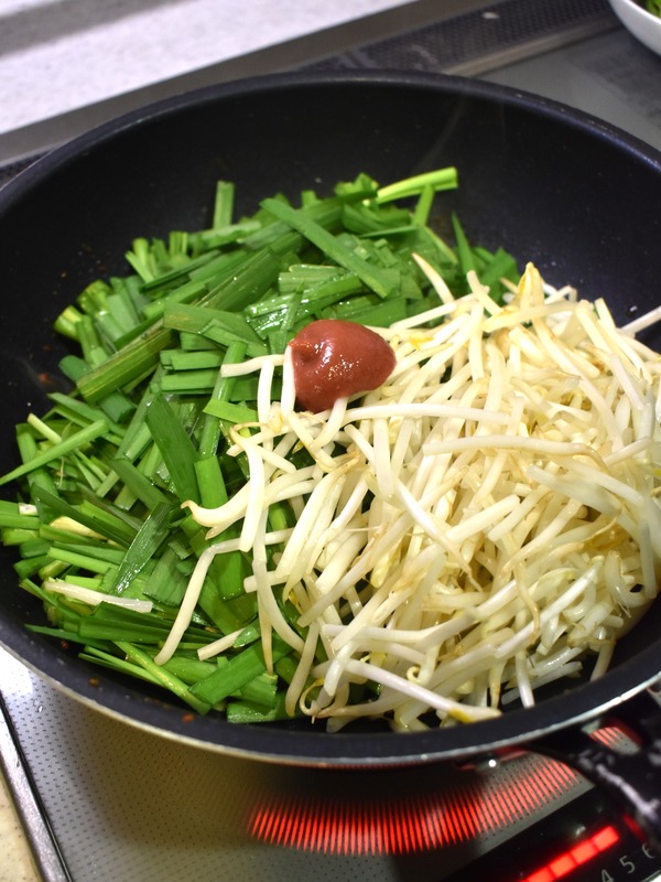 ニラともやしの梅肉炒め (4)