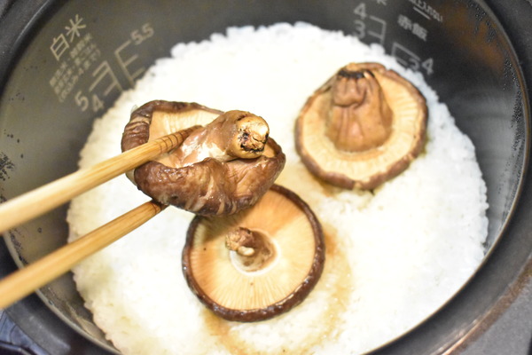 干し椎茸の丸ごと炊き込みご飯 (6)