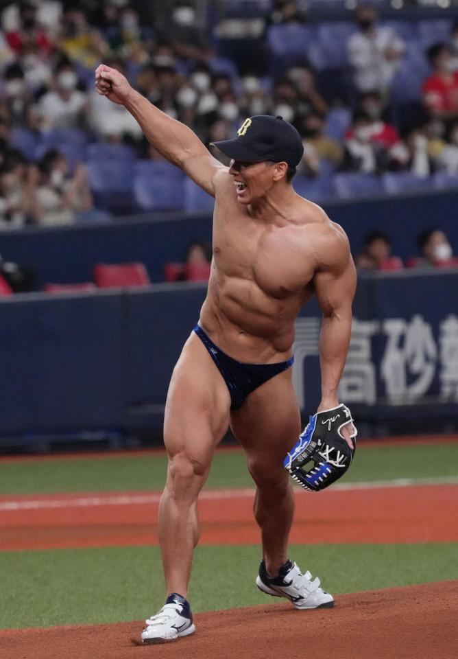 野球 球場どよめく ボディービルダー 横川尚隆が始球式で１３２キロの マッチョボール をビキニブリーフ 一枚で ｗｗｗ 芸能早分かり速報