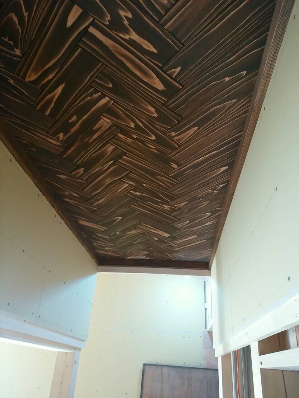 焼き杉を使った天井仕上げ 建築中のブログ