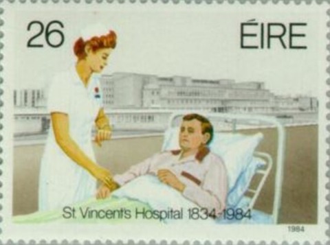 患者の脈を見るナース.アイルランド.1984