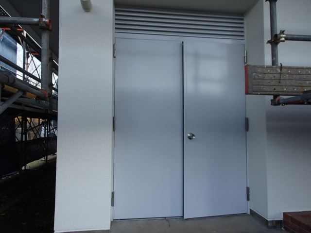 成田市 ｈ様 にて鉄扉塗装 ｄｐ 外壁塗装 塗装工事など茨城 千葉の塗装業者すみとのブログ