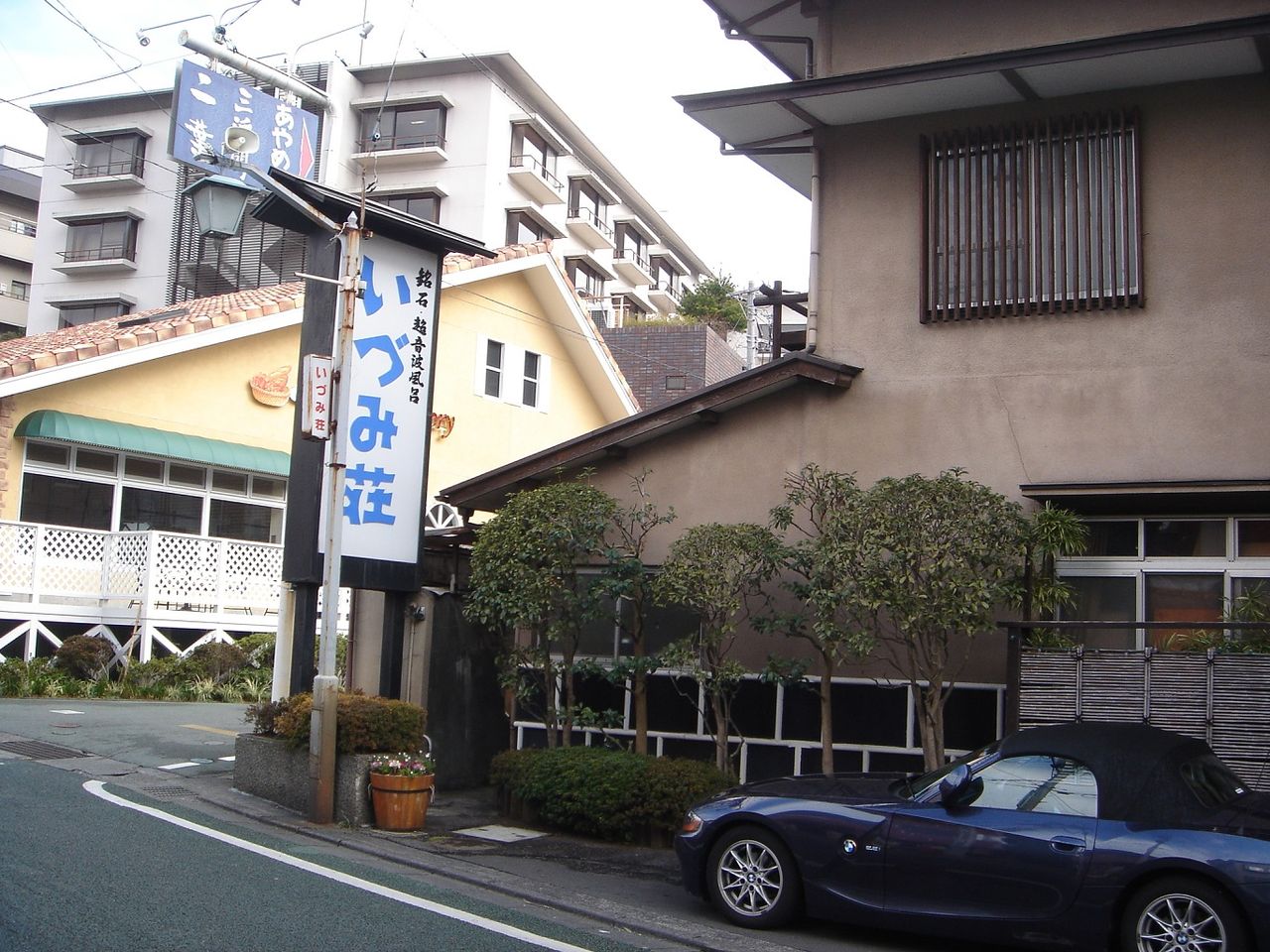 ちょっと振り返る 実篤の宿 いづみ荘【夜】 ちょっと振り返る 実篤の宿 いづみ荘【夜】