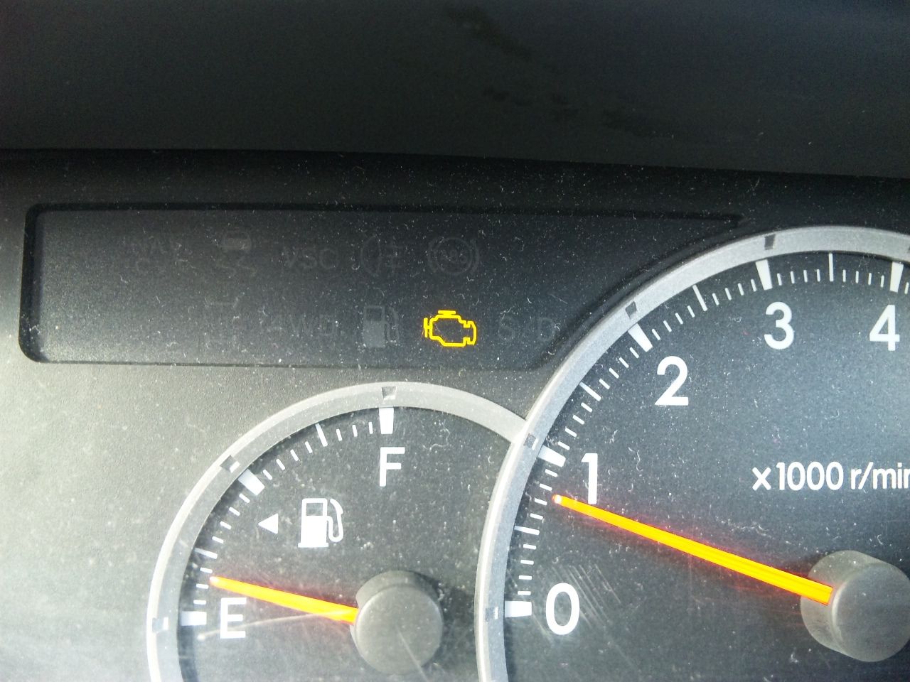 ノア君のエンジン警告灯が点灯してる なんでなんやろぅ