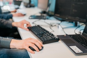 中小企業勤めぼく、上司のパソコンの先生になってしまうのサムネイル