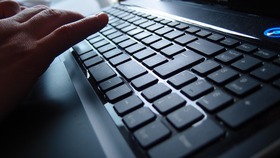 ノートPCでゲームしてると発熱でキーボードが接着して押されたままになるんやがのサムネイル