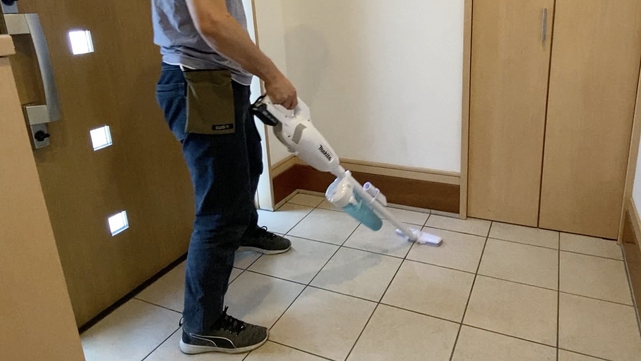 部屋の掃除中 フィルターBOXの清掃｜快適エアリー エアーファクトリーのお