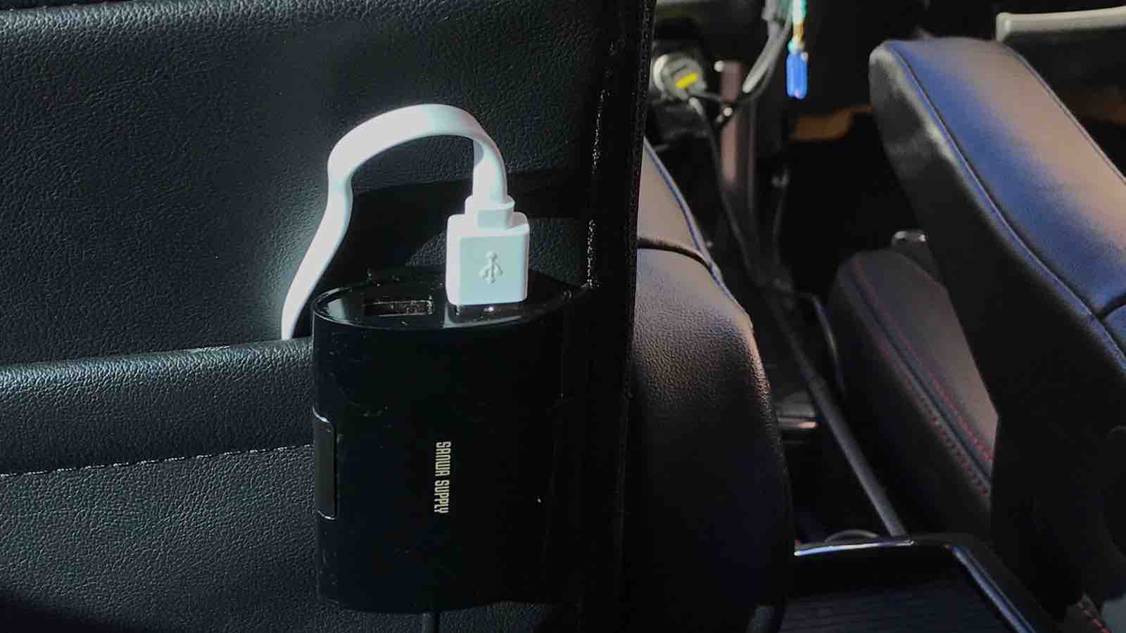 レビュー 超便利 車の後部座席にもusb充電器を設置できる技ありグッズ サンワサプライ カーチャージャー 0 Car064 サンバサダー 碧き流星 2nd デジタル家電レビュー