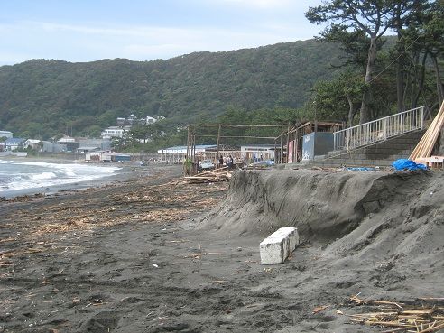台風4号一過の葉山一色海岸 準備中の海の家 ボートが被害を受ける 坊ちゃん葉山アーカイブス